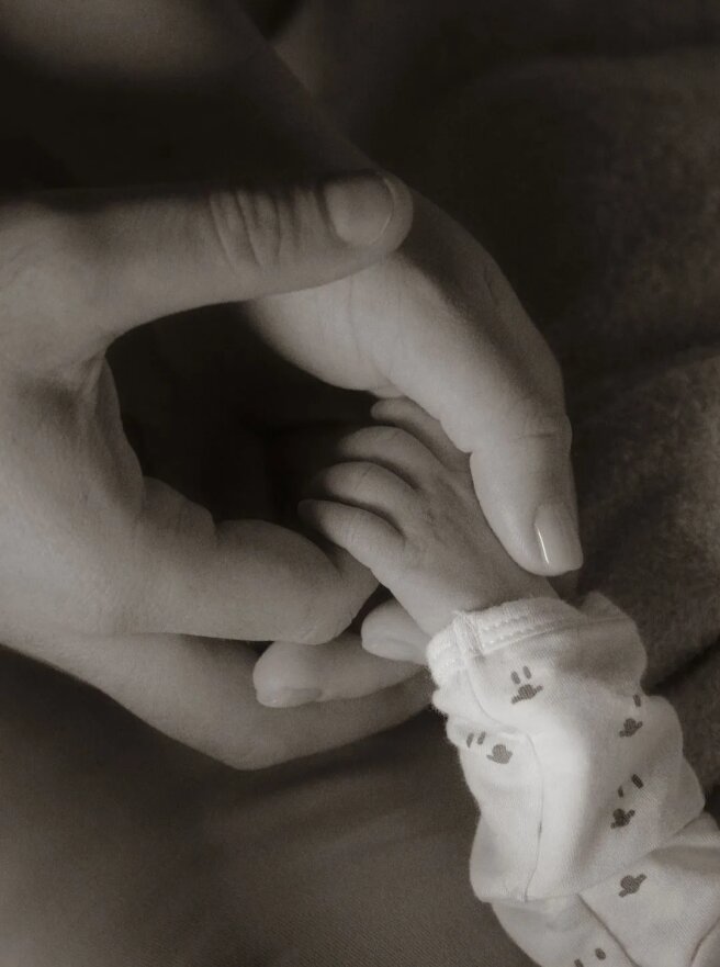 Эллиот Грейндж и София Ричи с дочерью/Фото: sofiagrainge/Instagram*