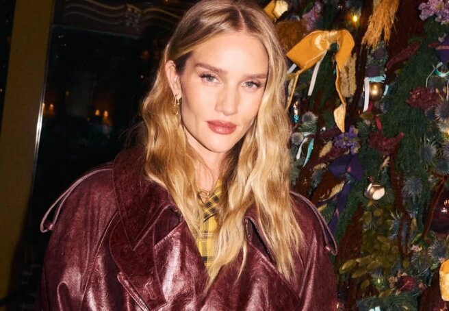 Rosie Huntington-Whiteley attended a fashion party in London in a leather coat.