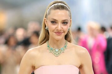 "What happened to her before the red carpet?" The internet is wondering why Amanda Seyfried is crying at the Met Gala.