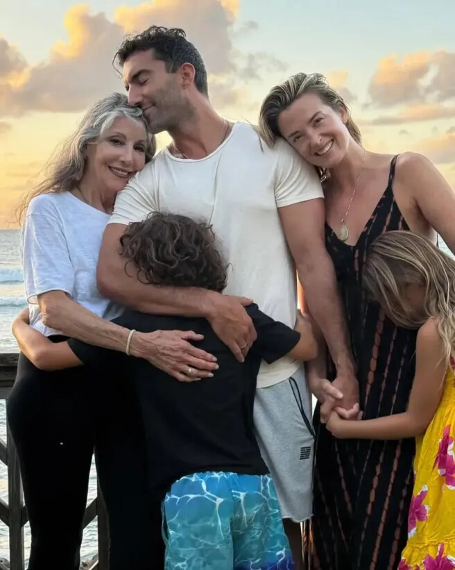 Джастин Бальдони с семьёй