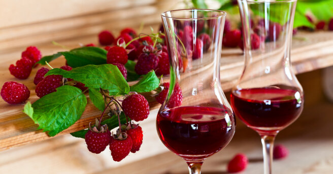 Raspberry wine: how to cook at home