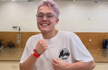 Angelina Jolie and Brad Pitt's 17-year-old son appeared in public with pink hair.