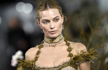 "Wrinkles are normal." Margot Robbie's unfortunate red carpet photo is being discussed online.