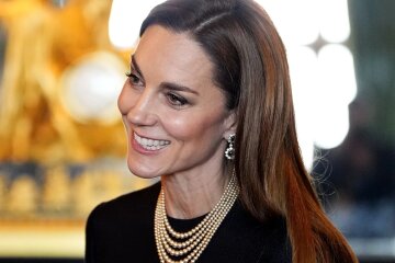 Kate Middleton, wearing Princess Diana's earrings, and Prince William visited an exhibition at Windsor Castle.