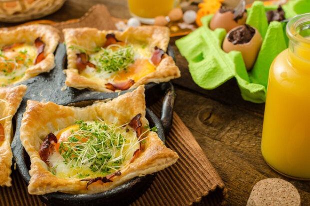 Scrambled eggs in the dough