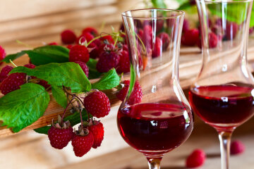 Raspberry wine: how to cook at home
