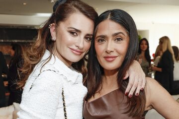 Penelope Cruz and Salma Hayek reunite 17 years after 'Bandits'