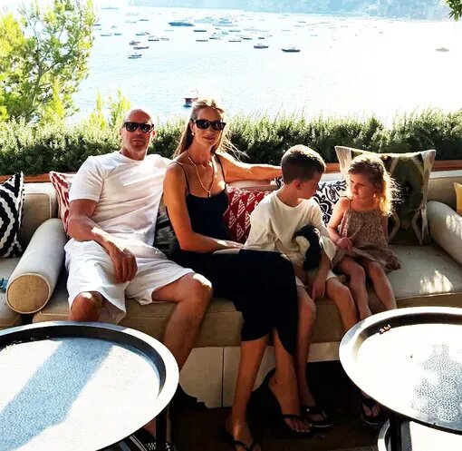 Рози Хантингтон-Уайтли и Джейсон Стэтхем с детьми