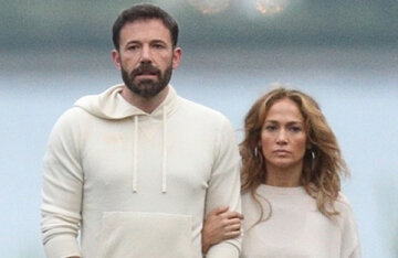Paparazzi filmed Jennifer Lopez and Ben Affleck on a walk in the Hamptons