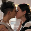 The network discusses the kiss of Selena Gomez and Cara Delevingne in the series "Murders in the same building"