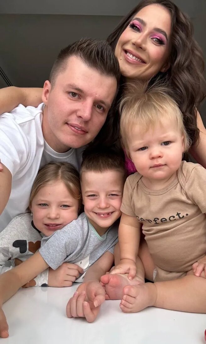 Артём Чекалин и Лерчек с детьми