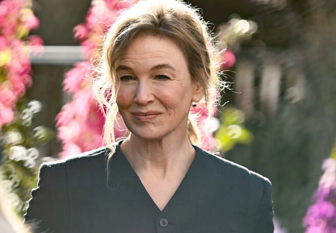 Renée Zellweger unveiled a statue of Bridget Jones in London.