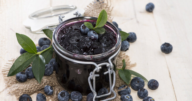 Blueberries mashed with sugar: a recipe for harvesting for the winter