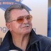 Bears hand out free Mike Ditka mustaches to 60,000 fans in Soldier Field tribute