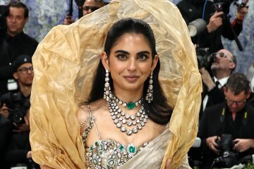 The daughter of India's richest man attended the Met Gala wearing 1,800 carats of jewelry and carrying a mango in a string bag.