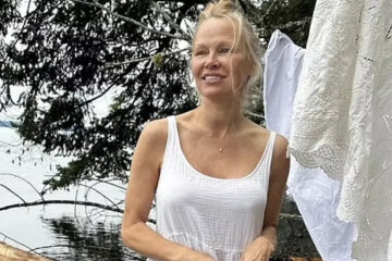 56-year-old Pamela Anderson without makeup starred in a commercial for washing powder