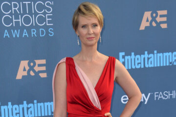 Cynthia Nixon appeared in an online broadcast of the Golden Globes with Bernie Sanders