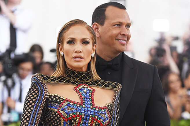 An insider shared new details about the breakup of Jennifer Lopez and Alex Rodriguez: "She insisted on it"