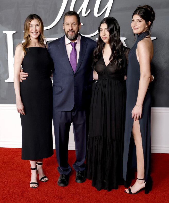 Джеки и Адам Сэндлер с дочерьми