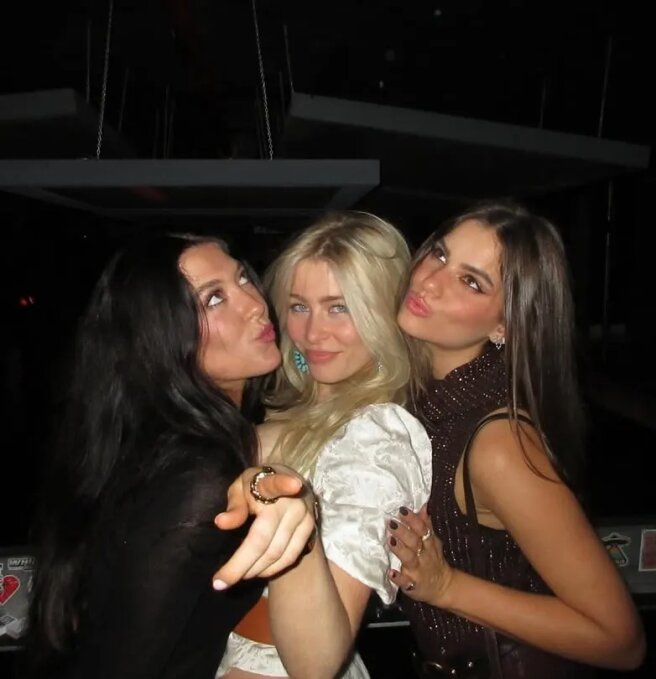 Клементина де Вер Драммонд с подругами