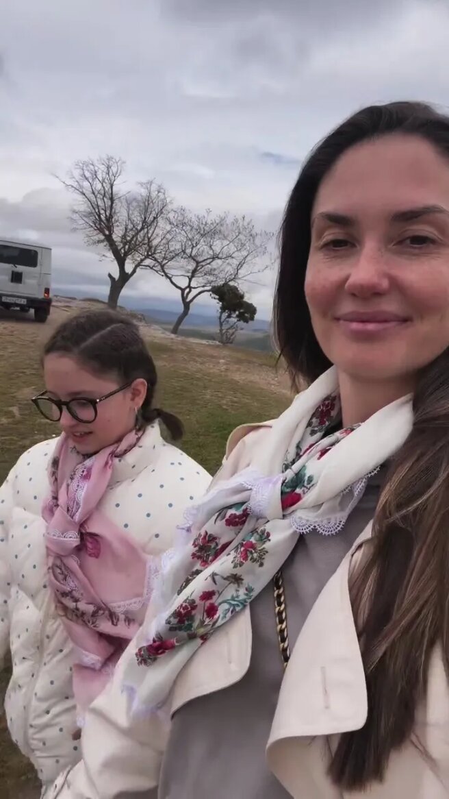 Агата Муцениеце с дочерью