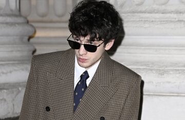 Mark Eidelstein with his alleged girlfriend, Kate Moss, Charlotte Gainsbourg, and Austin Butler at the Saint Laurent show