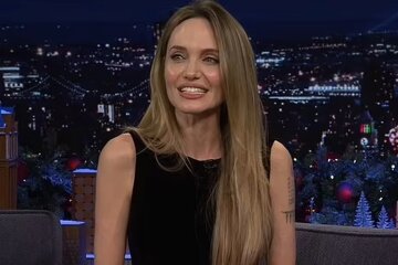 Angelina Jolie Appears Barefoot on Show and Admits She Wanted to Become a Funeral Director