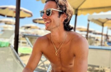 Lorenzo Musetti is the new star of Wimbledon. Everyone is talking about not only his tennis game, but also his hot appearance