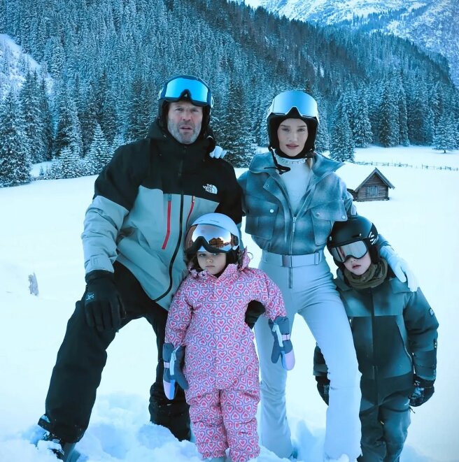 Рози Хантингтон-Уайтли и Джейсон Стэтхем с детьми