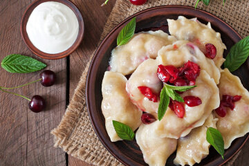 Dumplings with cherries and cherries: an interesting recipe