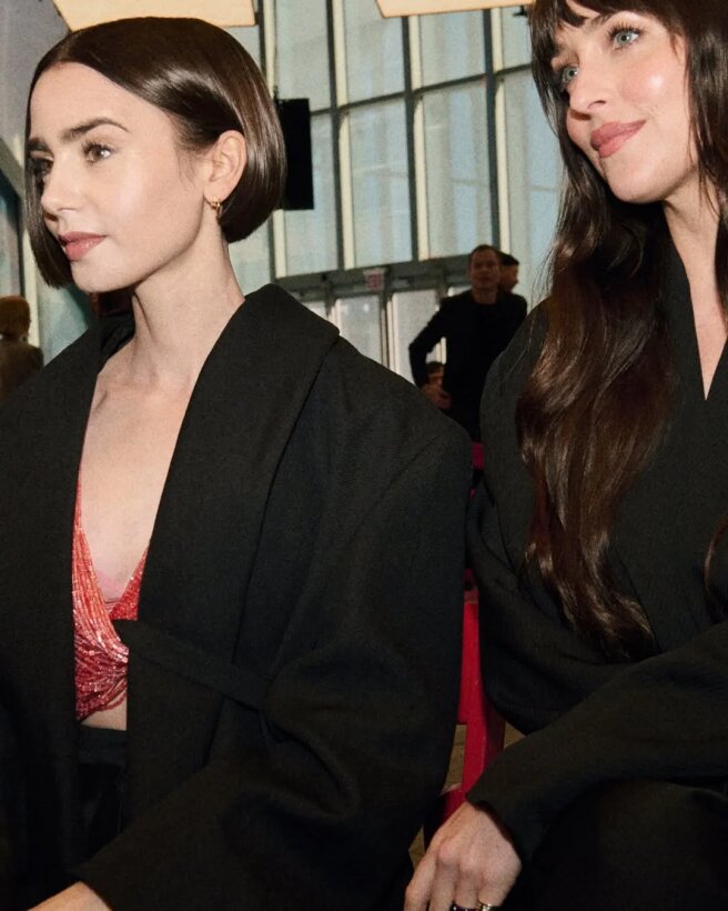 Лили Коллинз и Дакота Джонсон