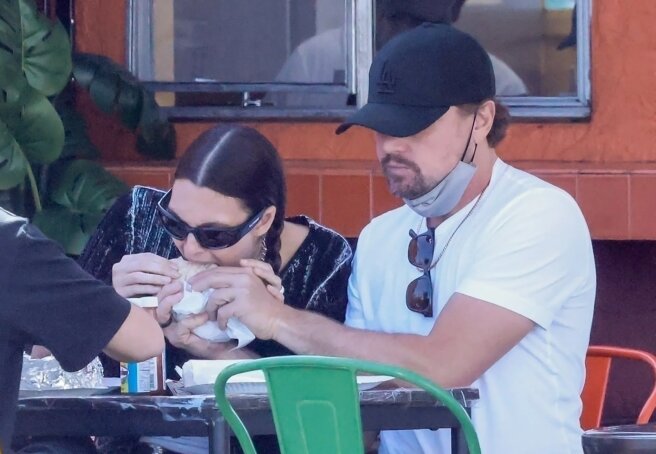 Leonardo DiCaprio was photographed on a date with Vittoria Ceretti