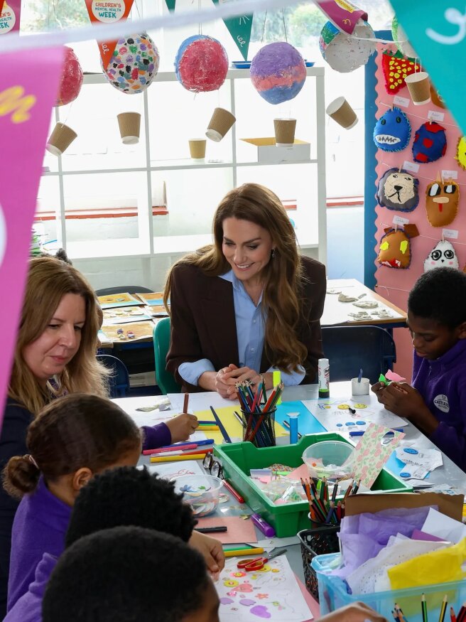 Кейт Миддлтон с учениками школы