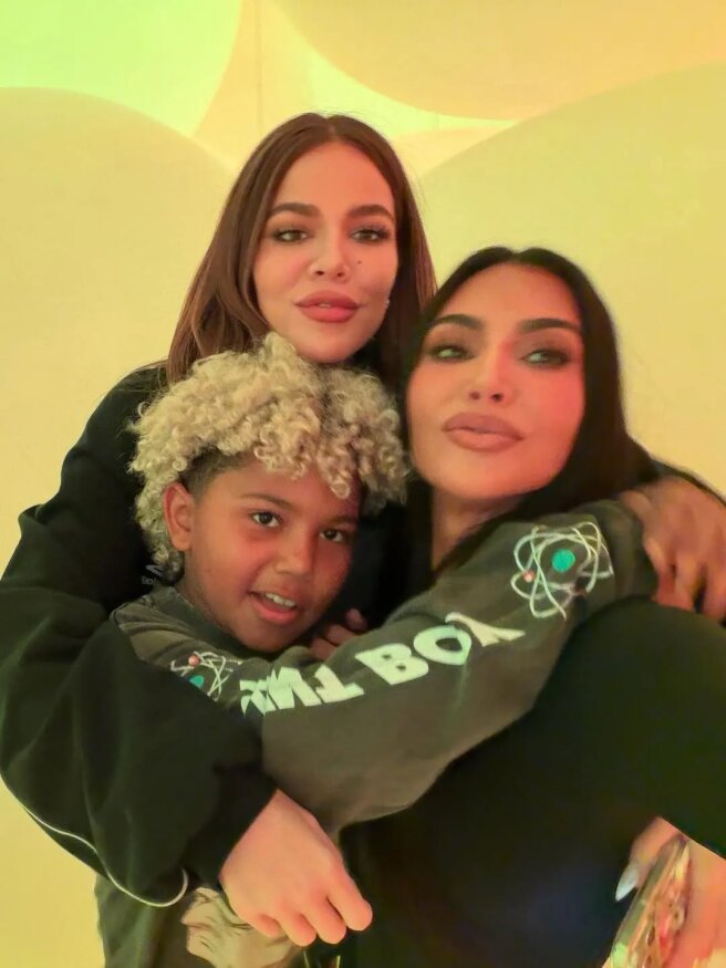 Хлоя Кардашьян, Ким Кардашьян и Сейнт Уэст