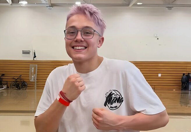 Angelina Jolie and Brad Pitt's 17-year-old son appeared in public with pink hair.