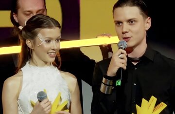 Anna Peresild and Vanya Dmitrienko appeared together at the Yandex Music Year in Review awards.