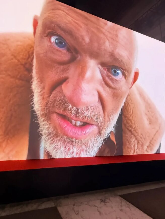 Видеоролик с Венсаном Касселем перед показом бренда KidSuper