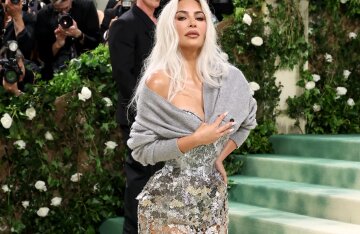 "How many ribs did she remove?" Kim Kardashian's unnaturally thin waist is being discussed online