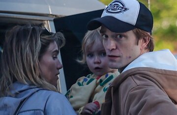 Robert Pattinson and Suki Waterhouse were photographed with their daughter in Los Angeles.