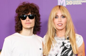 Miley Cyrus attended the Hannah Montana premiere with her boyfriend and family.