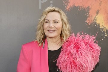 Kim Cattrall attended the premiere of the series Queer As Folk and showed herself in a swimsuit