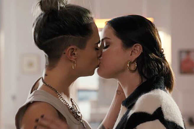 The network discusses the kiss of Selena Gomez and Cara Delevingne in the series "Murders in the same building"