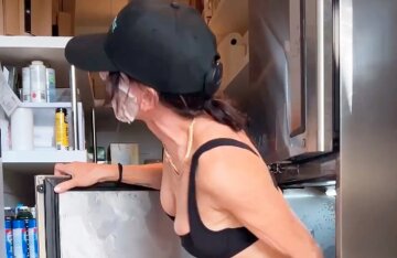 'Cryotherapy': Courteney Cox Fights Aging By Getting Into a Freezer