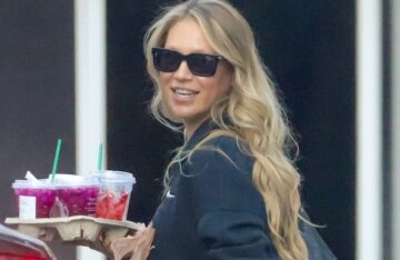 Anna Kournikova, pregnant with her fourth child, was photographed in Miami.