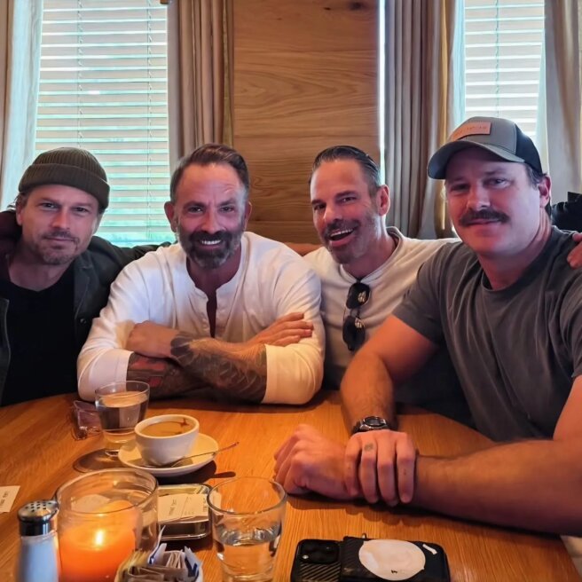 Арми Хаммер с друзьями