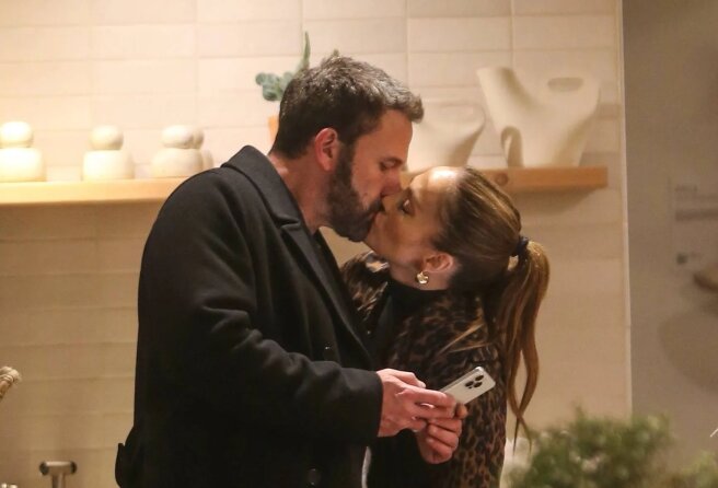 Photos of Ben Affleck and Jennifer Lopez kissing are being discussed online