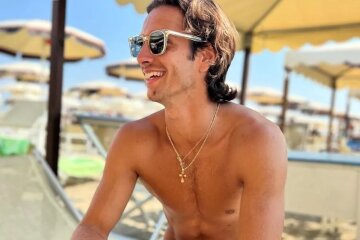 Lorenzo Musetti is the new star of Wimbledon. Everyone is talking about not only his tennis game, but also his hot appearance