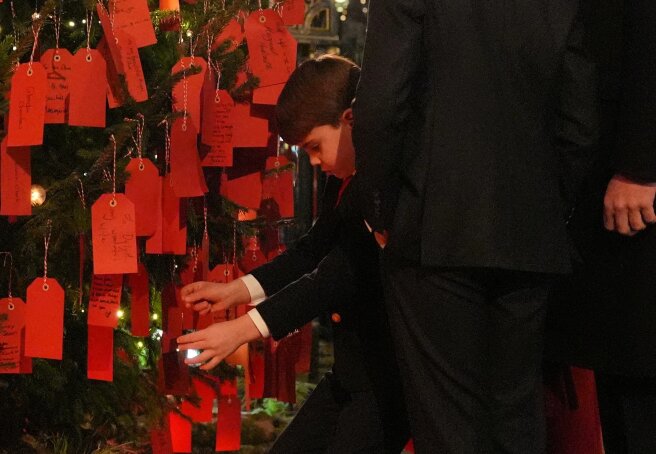 Prince Louis puts touching note on Kindness Tree during his mother's Christmas concert