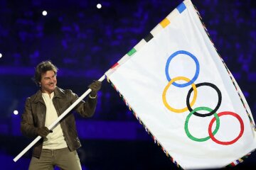 Acrobats, flying Tom Cruise and Snoop Dogg on the beach: how the closing ceremony of the 2024 Olympics went