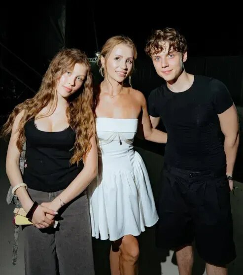 Анна Пересильд и Ваня Дмитриенко с поклонницей